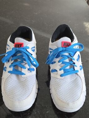 Nike Free Run 2  White Sneakers with Bright Blue Laces, Mens Size 13